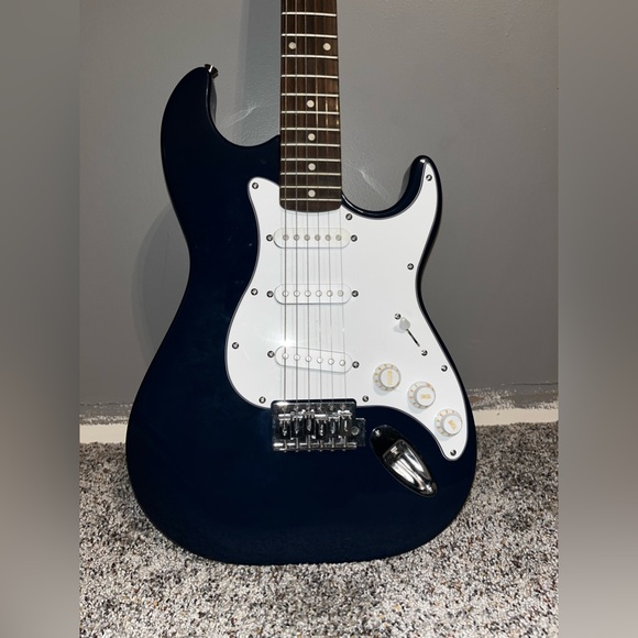 Silvertone Electric Guitar and Amp - Picture 3 of 14